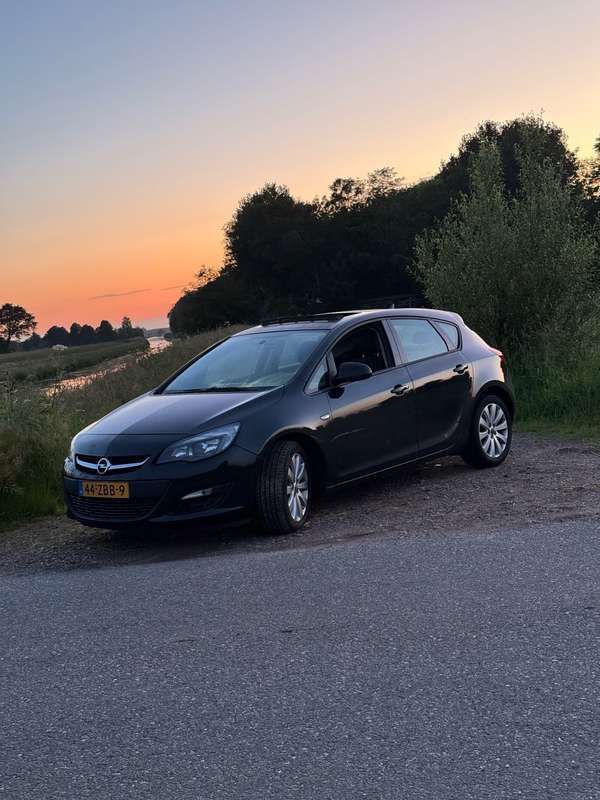 Zwart Gebruikt 2012 Opel Astra Sport Hatchback | € 5.750 (Eerlijke prijs) - Afbeelding 1/4
