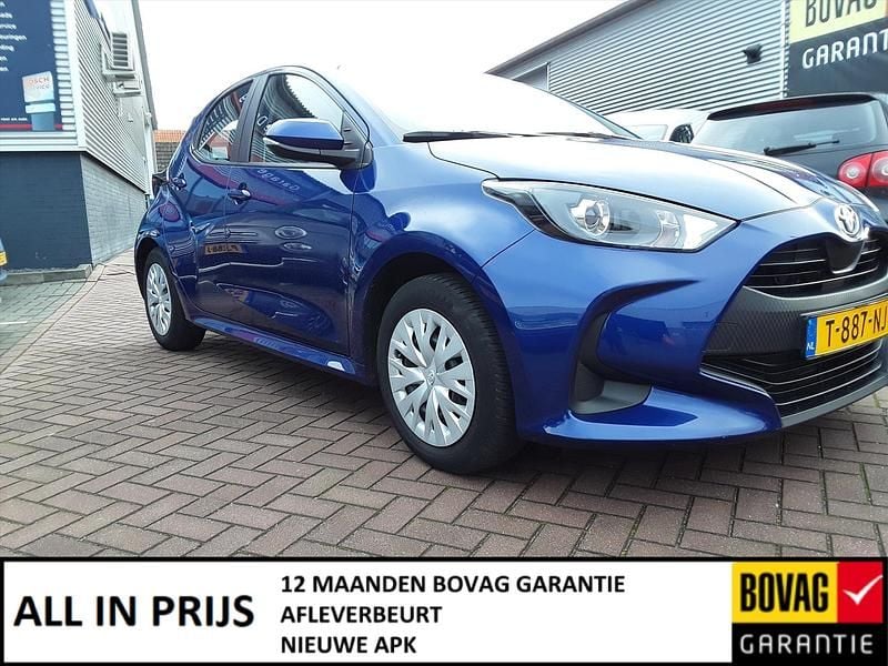 Blauw (metallic) Gebruikt 2023 Toyota Yaris Hybrid Active Hatchback | € 19.250 (Goede deal) - Afbeelding 1/4