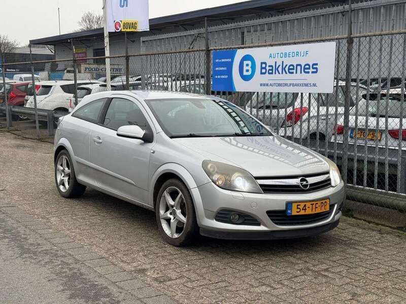 Grijs, metallic lak Gebruikt 2006 Opel Astra GTC Executive Hatchback | € 1.995 (Eerlijke prijs) - Afbeelding 1/4