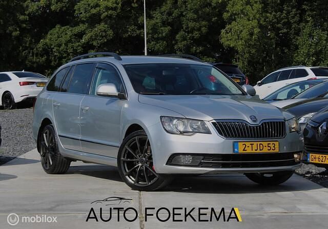 Grijs Gebruikt 2014 Skoda Superb Ambition Stationwagen | € 13.999 - Afbeelding 1/4