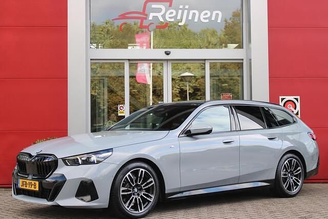 Grijs (metallic) Occasion 2025 BMW 520 M Sport Stationwagen | € 60.995 (Goede deal) - Afbeelding 1/4