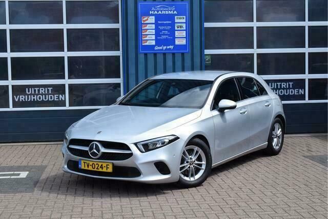 Grijs Gebruikt 2018 Mercedes A180 Business Hatchback | € 16.999 (Eerlijke prijs) - Afbeelding 1/4
