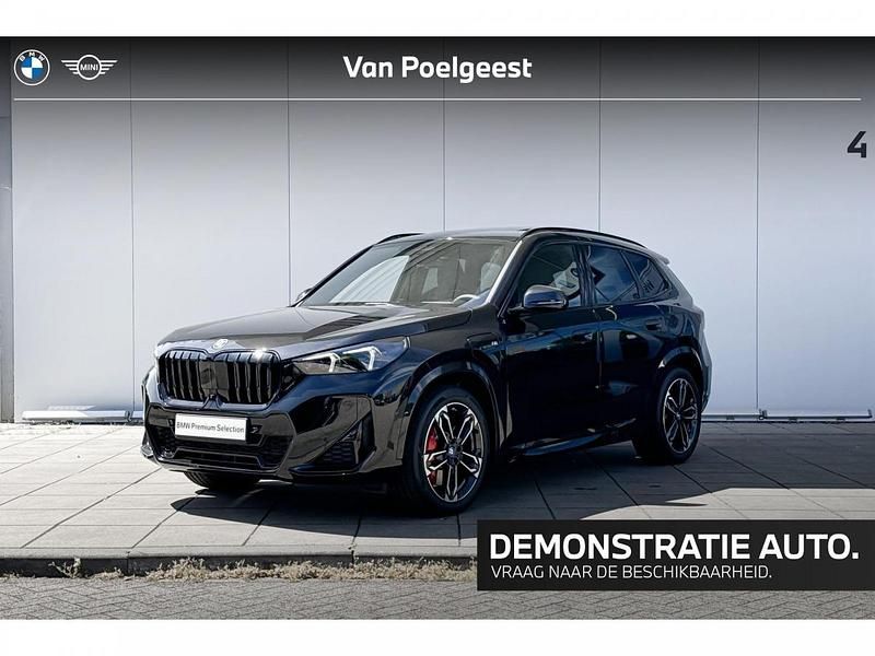 Saphirschwarz metallic (zwart metallic) Gebruikt 2025 BMW X1 M Sport SUV | € 59.900 (Eerlijke prijs) - Afbeelding 1/4