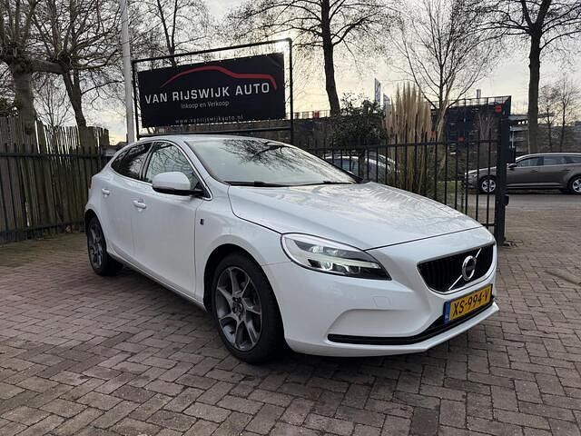 Wit Occasion 2016 Volvo V40 Ocean Race Hatchback | € 8.490 (Eerlijke prijs) - Afbeelding 1/4