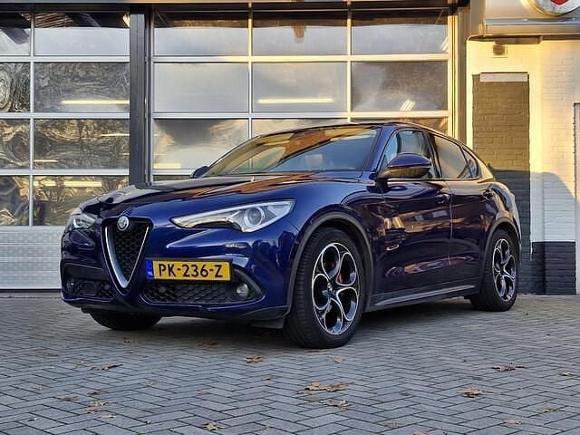 Blauw Gebruikt 2017 Alfa Romeo Stelvio Super SUV | € 15.995 (Eerlijke prijs) - Afbeelding 1/4