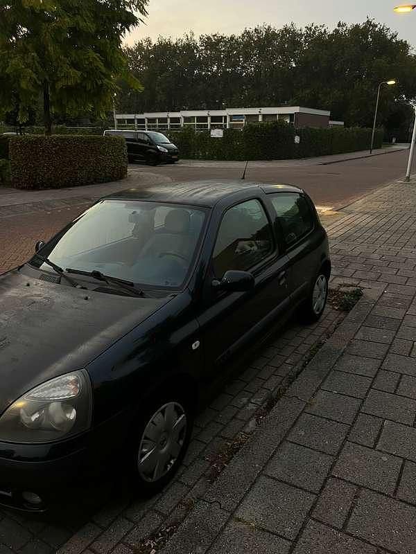 Groen Gebruikt 2004 Renault Clio II Luxe Hatchback | € 1.200 (Goede deal) - Afbeelding 1/4