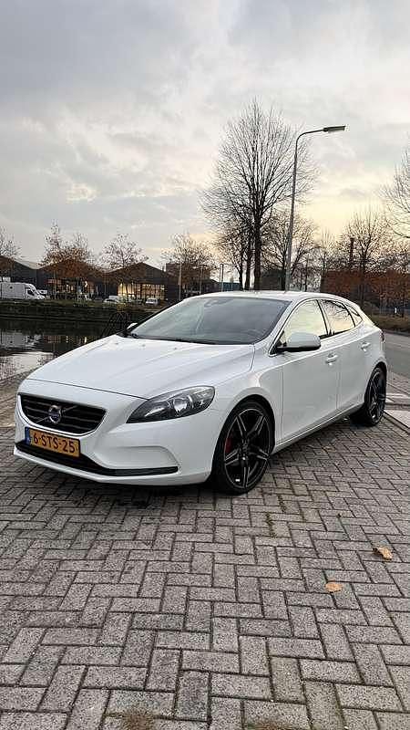 Wit Gebruikt 2013 Volvo V40 R-Design MPV | € 4.600 (Goede deal) - Afbeelding 1/4