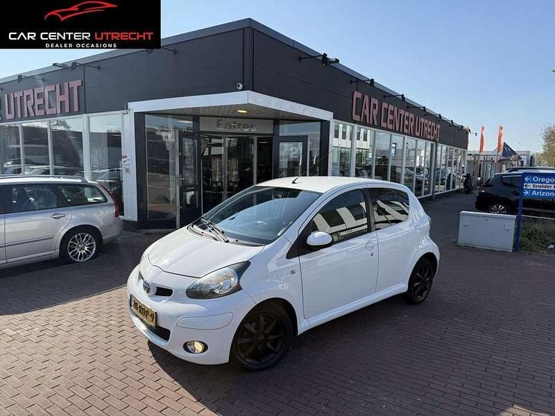 Wit Gebruikt 2011 Toyota Aygo Hatchback | € 5.850 (Duur) - Afbeelding 1/4