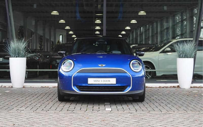 Occasion Mini Cooper Favoured 135 kW (184 PK) 2025 Blauw (metallic) Hatchback
