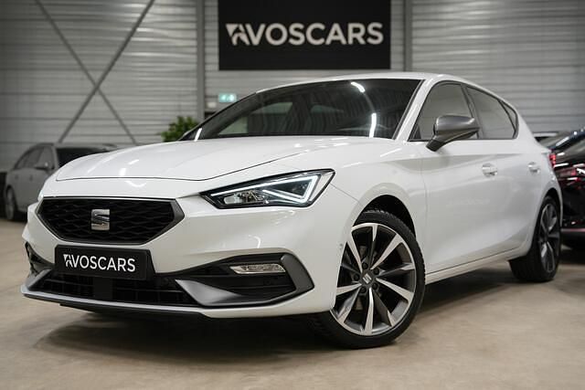 Wit (metallic) Occasion 2020 Seat Leon FR Hatchback | € 20.995 (Eerlijke prijs) - Afbeelding 1/3