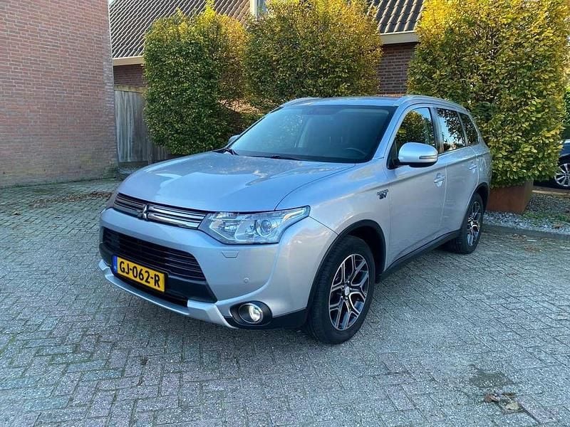 Grijs (metallic) Gebruikt 2015 Mitsubishi Outlander P-HEV Edition SUV | € 12.500 (Goede deal) - Afbeelding 1/4