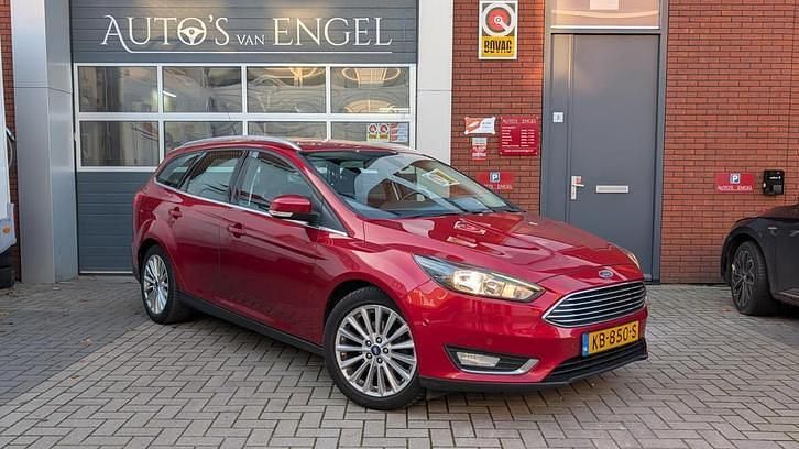 Rood (metallic) Gebruikt 2016 Ford Focus Titanium Stationwagen | € 5.450 (Goede deal) - Afbeelding 1/4