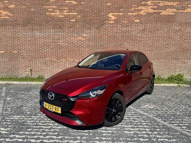 Soul red crystal (rood metallic) Gebruikt 2024 Mazda 2 Homura-Line Hatchback | € 22.845 (Eerlijke prijs) - Afbeelding 1/4