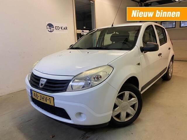 Wit, andere lak Gebruikt 2009 Dacia Sandero Ambiance Hatchback | € 1.895 (Iets duurder) - Afbeelding 1/4