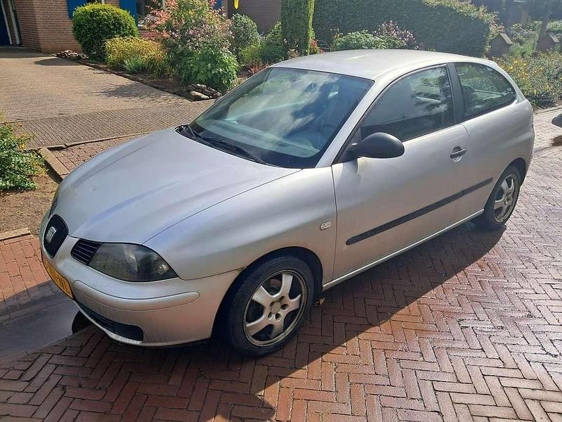 Zilver Gebruikt 2004 Seat Ibiza Stella Hatchback | € 800 (Iets duurder) - Afbeelding 1/4