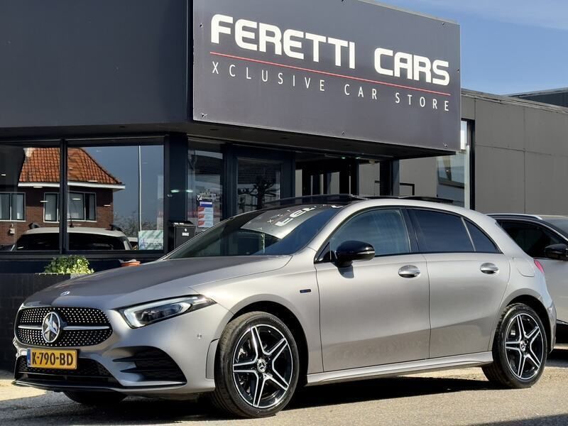 Grijs, metallic lak Gebruikt 2020 Mercedes A250 Business Hatchback | € 29.900 (Duur) - Afbeelding 1/4