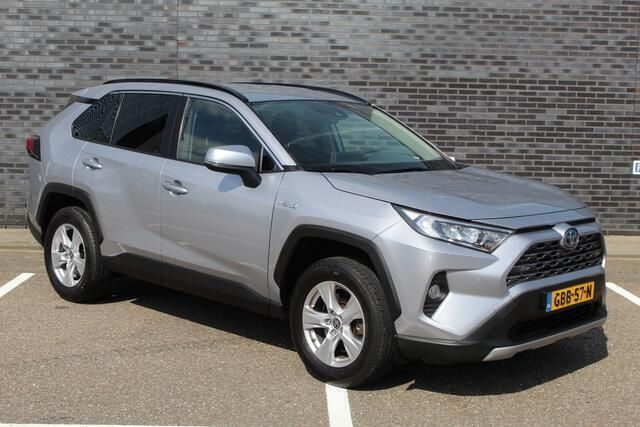 Grijs, metallic lak Gebruikt 2021 Toyota RAV4 Comfort SUV | € 31.950 (Goede deal) - Afbeelding 1/4