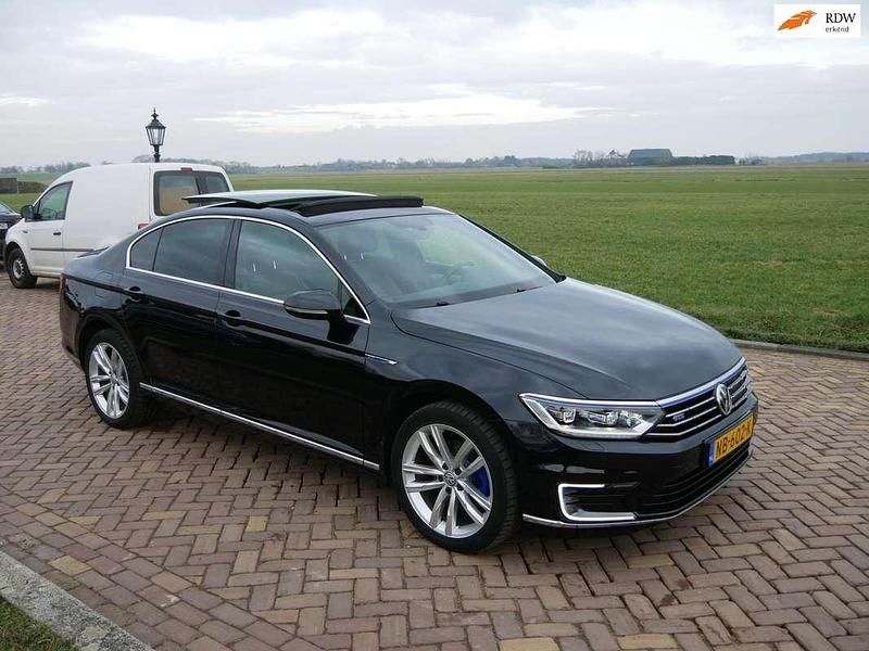 Zwart (metallic) Occasion 2016 VW Passat GTE Sedan | € 10.890 (Super prijs) - Afbeelding 1/3