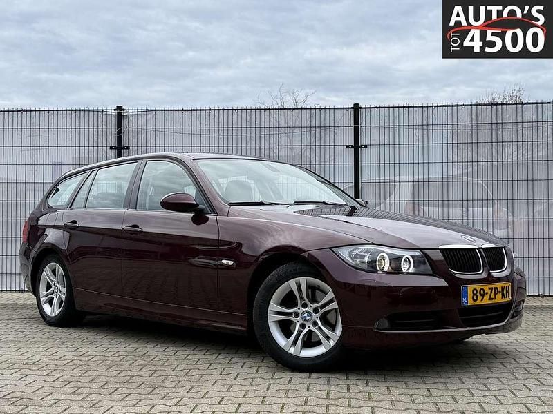 Rood (metallic) Gebruikt 2008 BMW 318 Stationwagen | € 2.250 (Goede deal) - Afbeelding 1/4