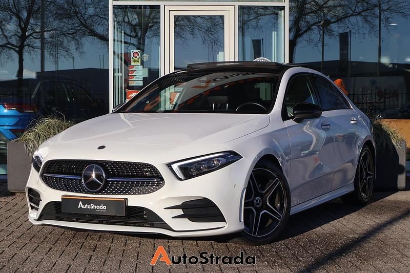 Wit Gebruikt 2022 Mercedes A200 AMG line Sedan | € 29.700 (Eerlijke prijs) - Afbeelding 1/4