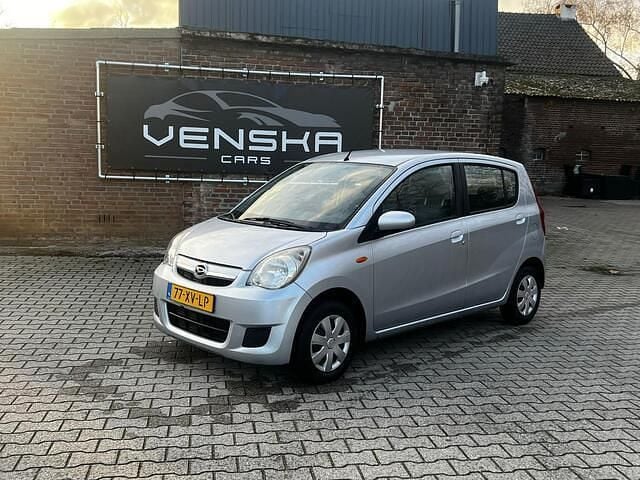 Grijs Gebruikt 2007 Daihatsu Cuore Hatchback | € 1.549 (Eerlijke prijs) - Afbeelding 1/4