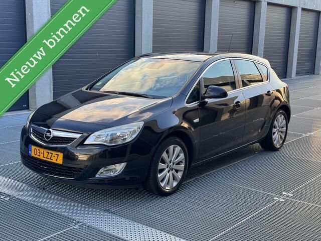 Zwart Gebruikt 2010 Opel Astra Cosmo Hatchback | € 3.995 (Eerlijke prijs) - Afbeelding 1/4