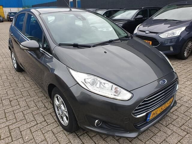 Grijs Gebruikt 2015 Ford Fiesta Titanium Hatchback | € 3.999 (Eerlijke prijs) - Afbeelding 1/4