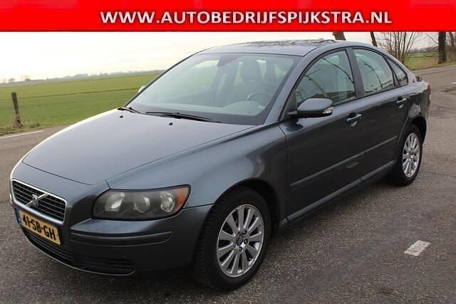 Grijs (metallic) Occasion 2005 Volvo S40 Kinetic Sedan | € 999 (Goede deal) - Afbeelding 1/4