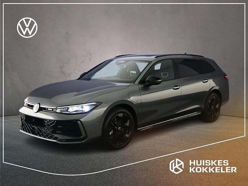 Grijs Nieuw 2025 VW Passat R-line Edition Stationwagen | € 54.937 (Eerlijke prijs) - Afbeelding 1/4