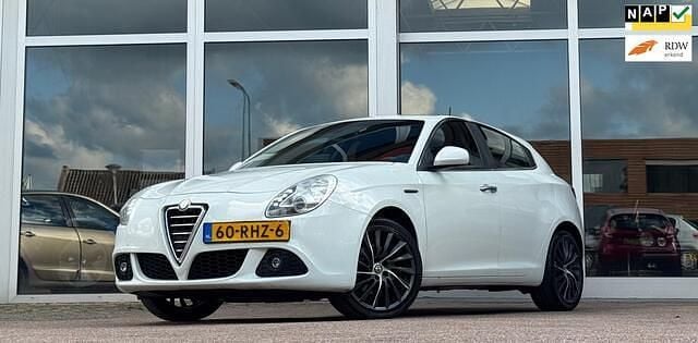 Wit Gebruikt 2011 Alfa Romeo Giulietta Distinctive Hatchback | € 4.944 (Eerlijke prijs) - Afbeelding 1/4