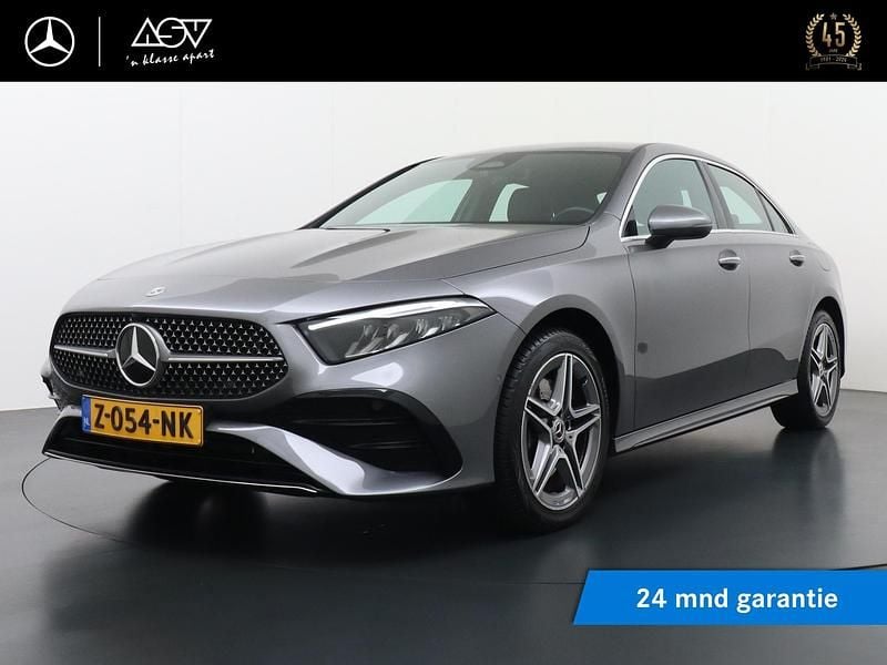 Grijs Gebruikt 2024 Mercedes A250 AMG line Sedan | € 35.880 (Eerlijke prijs) - Afbeelding 1/4