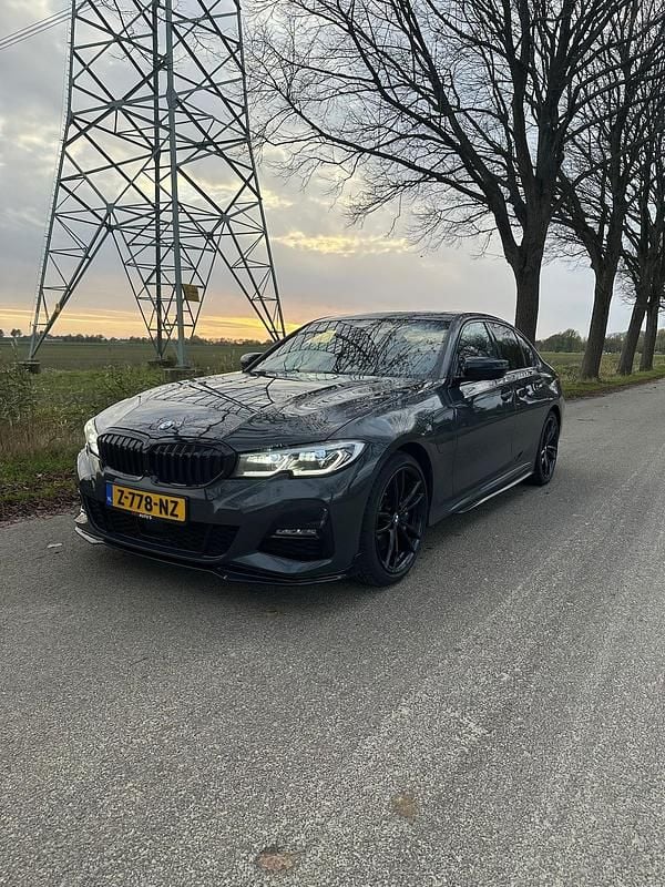 Grijs (metallic) Gebruikt 2020 BMW 330 M Sport Sedan | € 32.875 (Eerlijke prijs) - Afbeelding 1/4