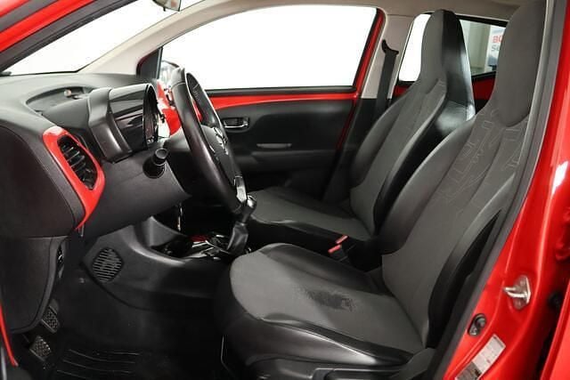 Occasion Toyota Aygo X-wave 69 PK (50 kW) 2017 Rood Hatchback