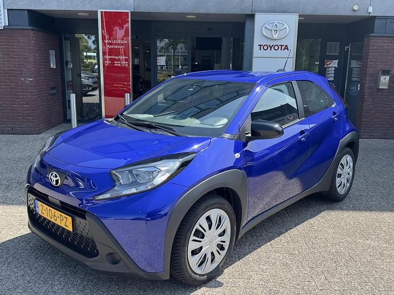 Blauw Gebruikt 2024 Toyota Aygo X X-play SUV | € 17.939 - Afbeelding 1/4