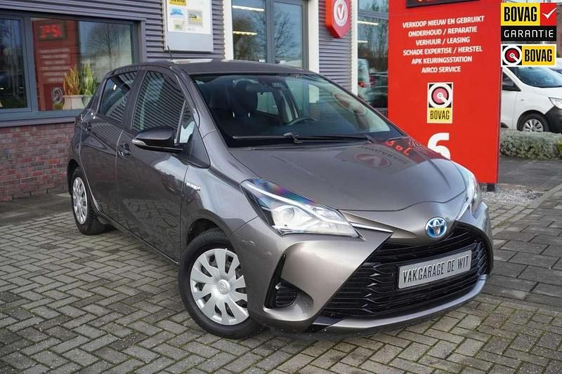 Grijs (metallic) Gebruikt 2017 Toyota Yaris Hybrid Hatchback | € 14.950 (Goede deal) - Afbeelding 1/4