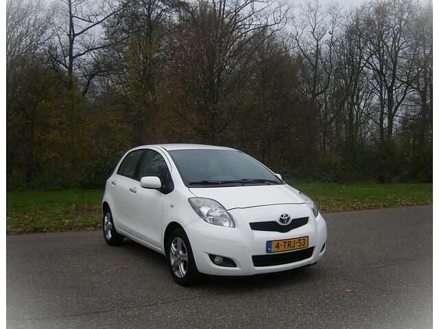 Wit Occasion 2011 Toyota Yaris Hatchback | € 6.250 (Eerlijke prijs) - Afbeelding 1/4