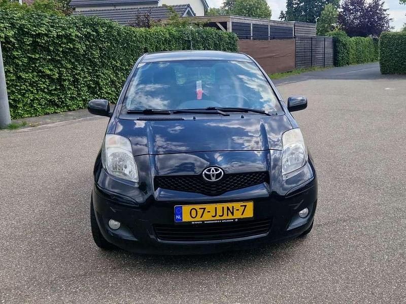 Zwart Gebruikt 2009 Toyota Yaris MPV | € 3.555 (Iets duurder) - Afbeelding 1/4