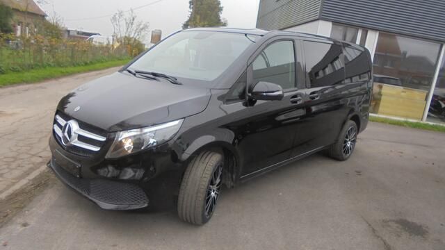 Zwart Gebruikt 2022 Mercedes V220 MPV | € 51.500 (Eerlijke prijs) - Afbeelding 1/4