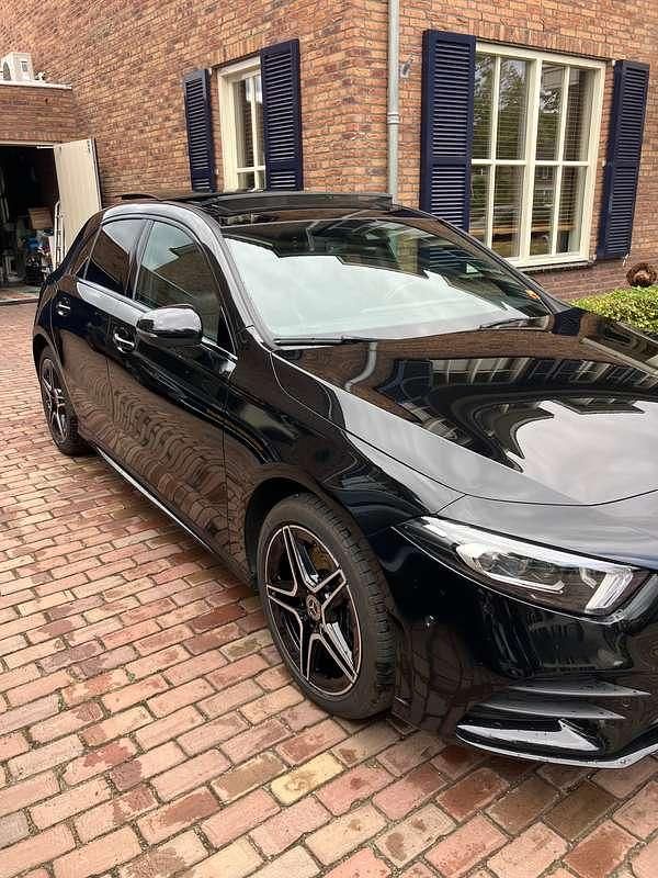 Zwart Gebruikt 2022 Mercedes A250 AMG line Hatchback | € 33.600 (Eerlijke prijs) - Afbeelding 1/4