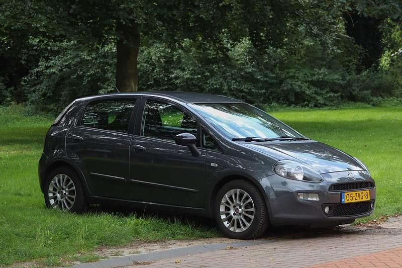 Grijs Gebruikt 2013 Fiat Punto Easy Hatchback | € 3.600 (Eerlijke prijs) - Afbeelding 1/4