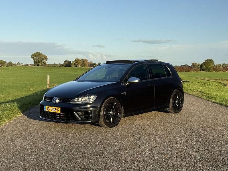 Zwart Gebruikt 2015 VW Golf VII R Stationwagen | € 21.950 (Iets duurder) - Afbeelding 1/4