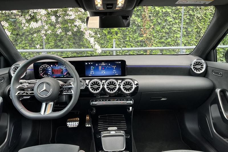 Occasion Mercedes A180 AMG line 136 PK (100 kW) 2025 Zwart Hatchback