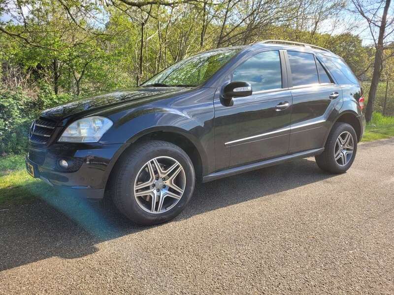 Zwart Gebruikt 2005 Mercedes ML500 SUV | € 11.000 (Eerlijke prijs) - Afbeelding 1/4