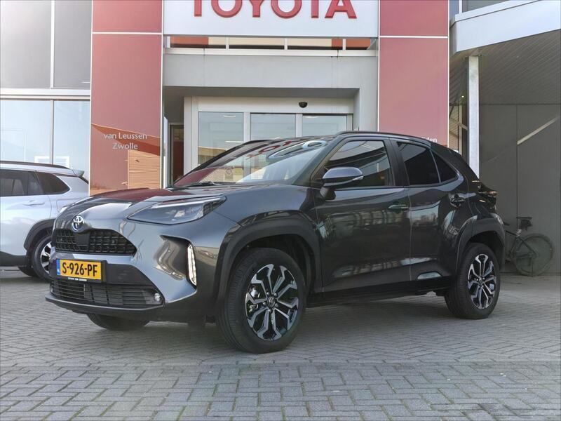 Grijs, metallic lak Gebruikt 2023 Toyota Yaris Cross SUV | € 28.900 (Eerlijke prijs) - Afbeelding 1/4