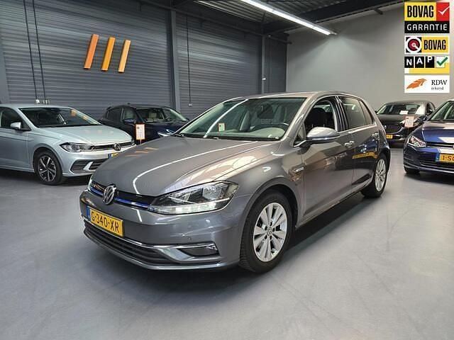 Grijs Gebruikt 2020 VW Golf VIII Business Hatchback | € 15.995 (Goede deal) - Afbeelding 1/4