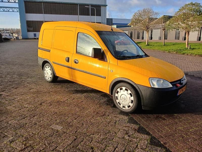 Geel Gebruikt 2011 Opel Combo Hatchback | € 2.500 (Eerlijke prijs) - Afbeelding 1/4