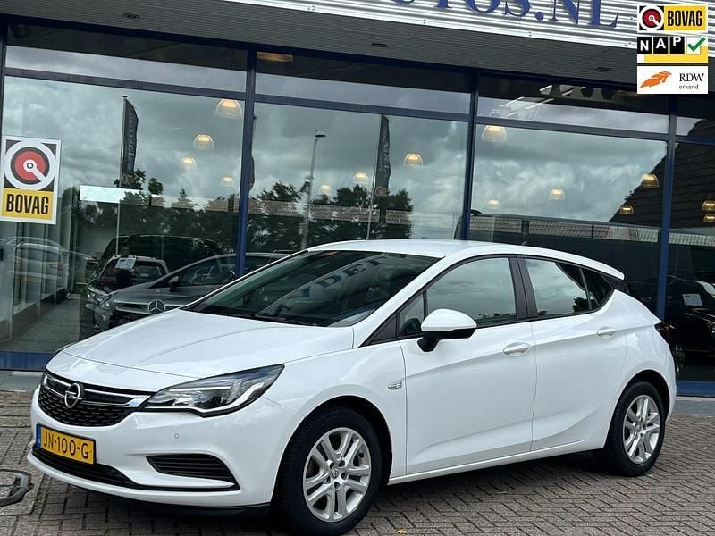 Wit Gebruikt 2016 Opel Astra Edition Hatchback | € 11.449 (Eerlijke prijs) - Afbeelding 1/4