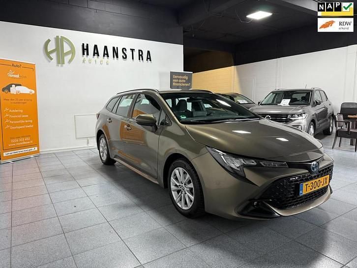 Groen Gebruikt 2023 Toyota Corolla Active Stationwagen | € 22.900 (Goede deal) - Afbeelding 1/4