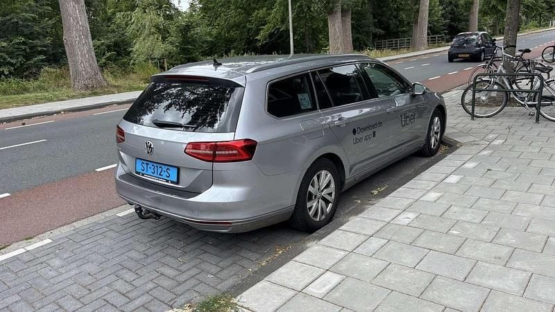 Grijs Gebruikt 2018 VW Passat Stationwagen | € 9.500 (Iets duurder) - Afbeelding 1/4