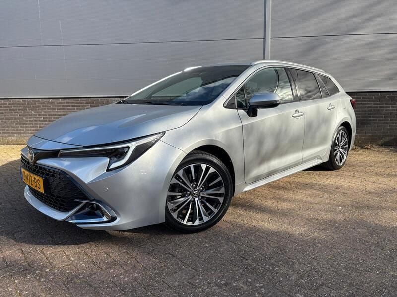 Grijs Gebruikt 2024 Toyota Corolla Hybrid Stationwagen | € 32.480 (Eerlijke prijs) - Afbeelding 1/4